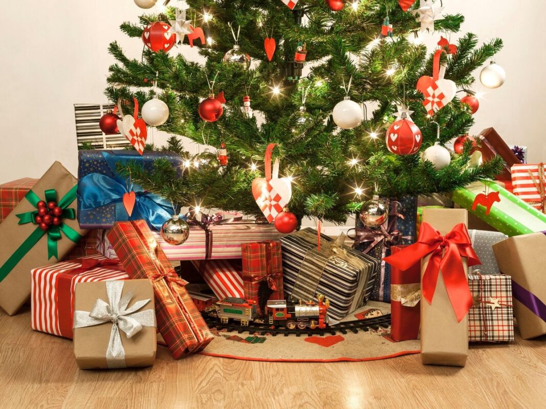 7 Christmas presents under the Christmas tree