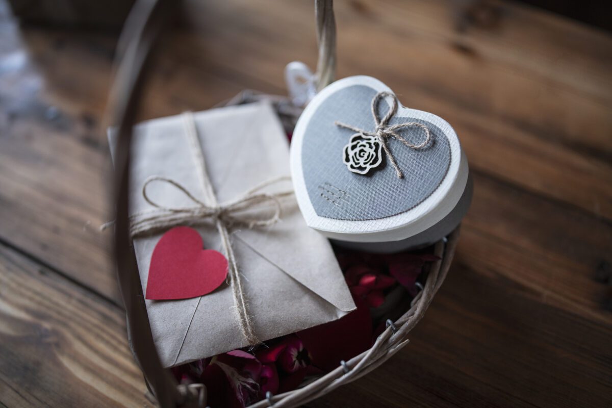 Gift Basket for Wedding : Most Unique & Thoughtful Thing to Gift 